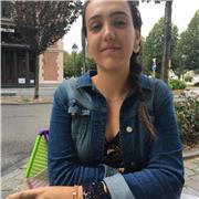 Profesora ayuda con idiomas y pronunciación